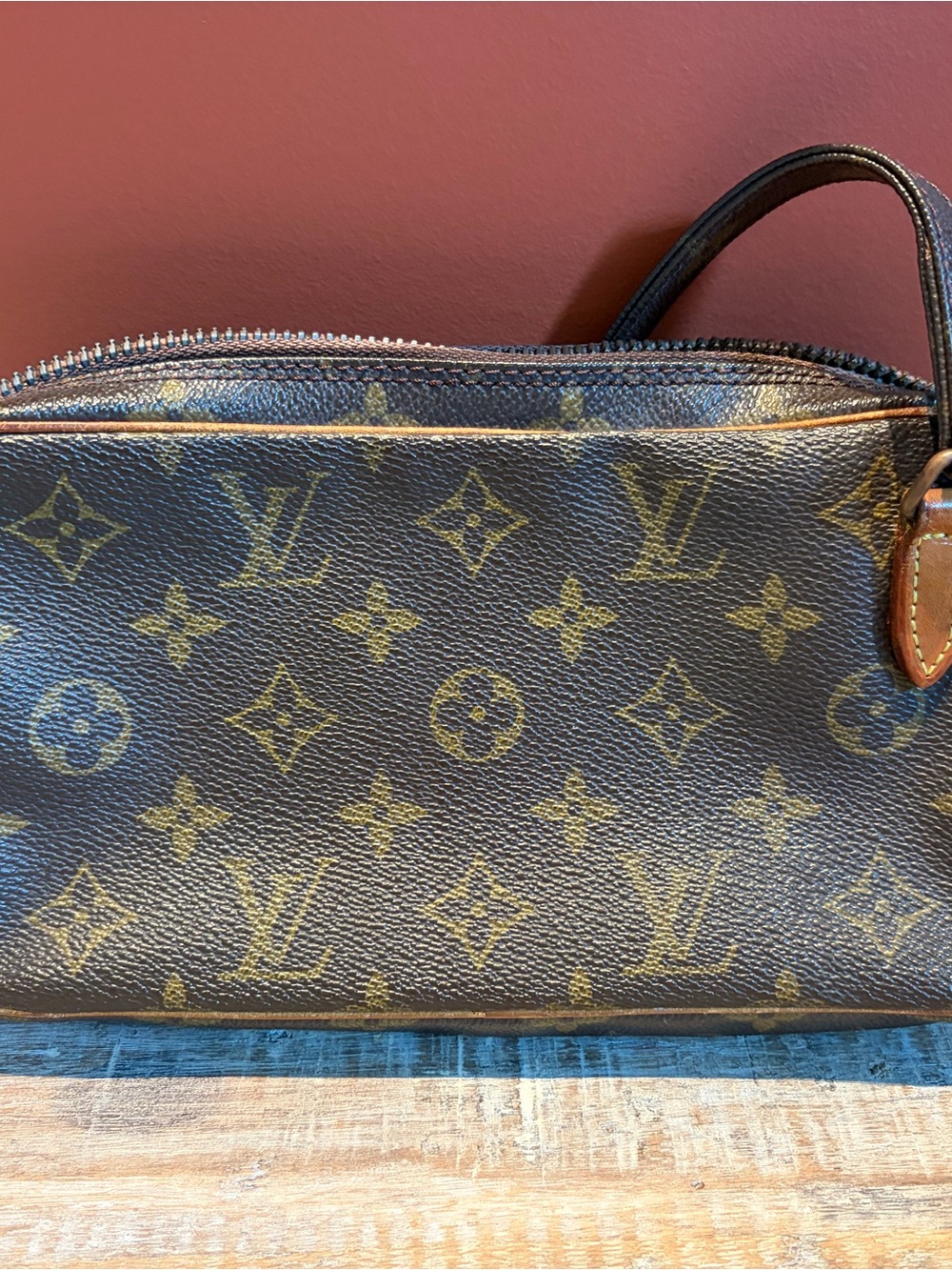 LOUIS VUITTON
Monogram Pochette Marly Bandouliere Crossbody in Brown and Gold